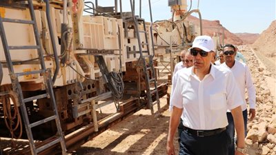 محافظ أسوان يوجه بالإنتهاء من مشروع تطوير ورفع كفاءة ورصف طريقى كيما السماد