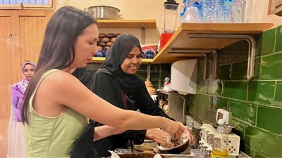 أول ورشة طهي سياحية بنكهة صعيدية في “أوكرا كيتشن” بإسنا