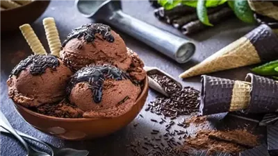 طريقة عمل آيس كريم الشوكولاتة الداكنة.. طعم فاخر وسهل التحضير