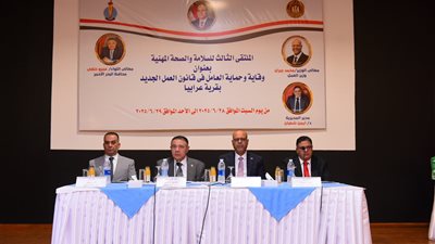 محمد جبران ومحافظ البحر الأحمر يسلّمان 221 عقد عمل ضمن ملتقى التوظيف