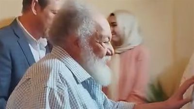 بـ «العكاز الطبى» .. يحيى الفخراني يصل إلى المؤتمر الصحفي لـ الملك لير