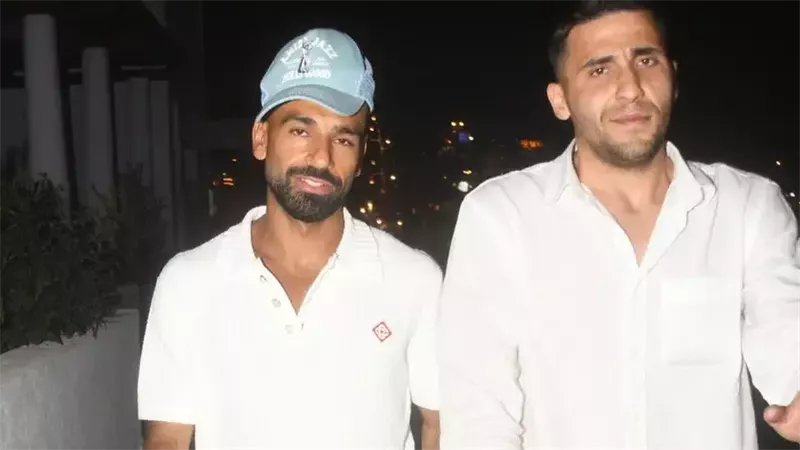 محمد صلاح أثناء خروجه