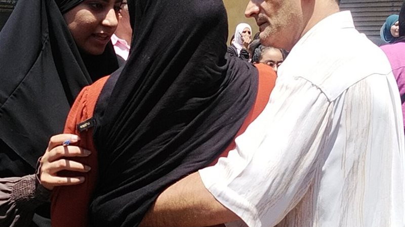 طالبة يسندها والدها