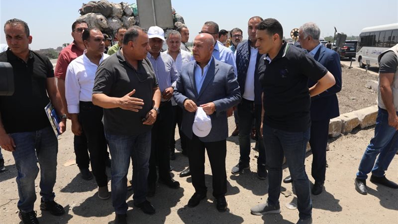 وزير النقل خلال الجولة