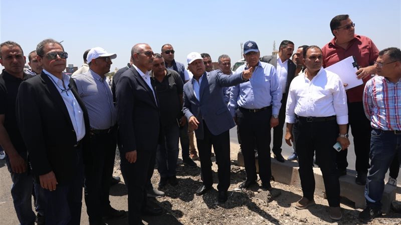 وزير النقل خلال الجولة