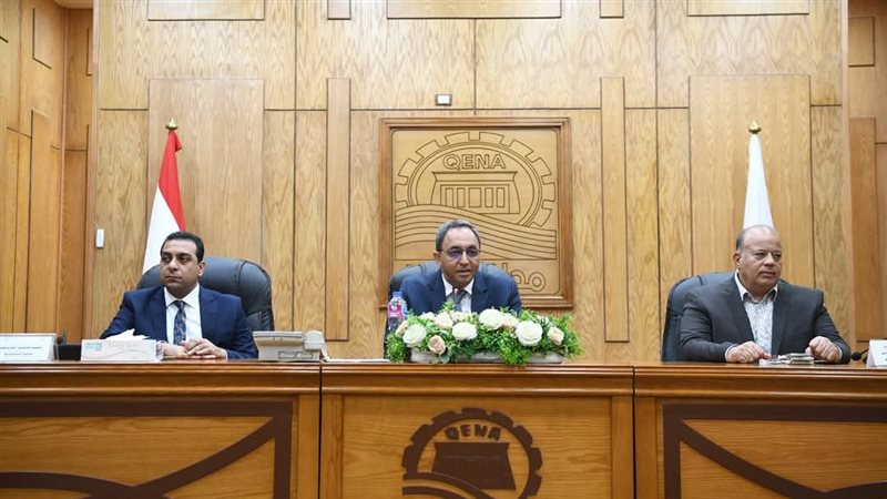 محافظ قنا