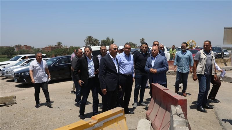 وزير النقل خلال الجولة