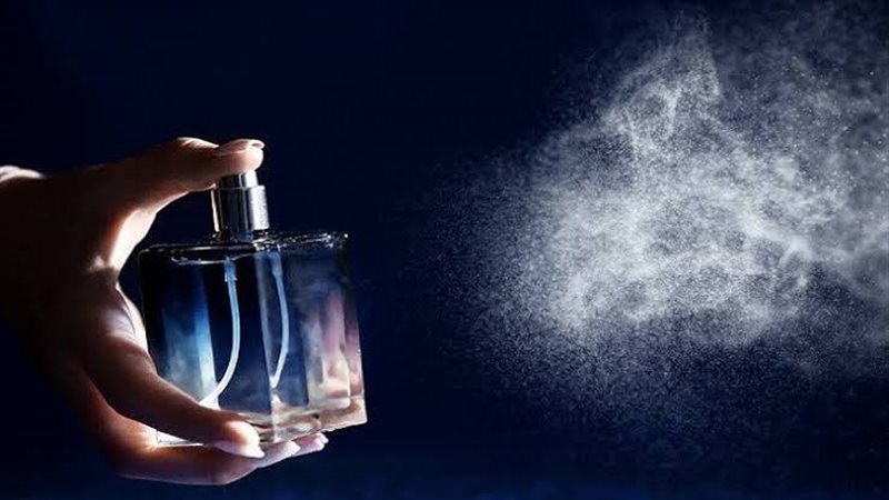 وضع البرفان للمرأة