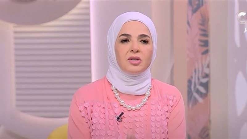 الإعلامية منى عبد