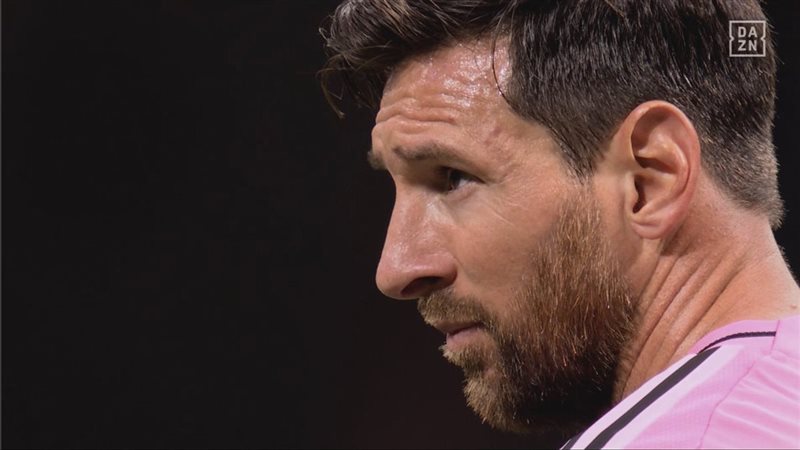 صدمة ميسي بعد رباعية