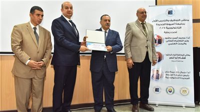 محافظ أسيوط يشهد انطلاق ملتقى التوظيف والتدريب الأول بجامعة أسيوط الجديدة 