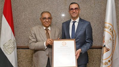 وزير الاستثمار يتسلم تجديد شهادة المواصفة القياسية الدولية لنظام إدارةالمؤسسات