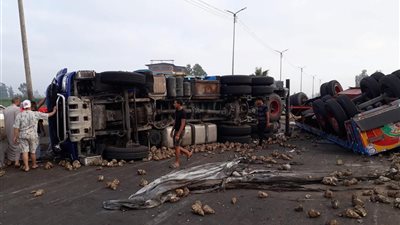مصرع  سائق وإصابة نجله إثر انقلاب سيارة محملة بالبنجر بالدقهلية