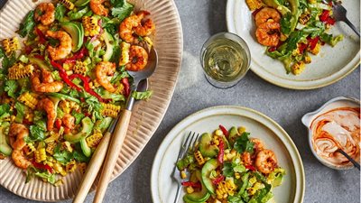 سلطة الجمبري المشوي والذرة بصلصة العسل والهالبينو: طعم صيفي لا يقاوم!