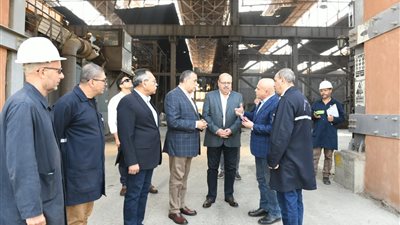 وزير الإنتاج الحربي يتابع سير العملية الإنتاجية بشركة حلوان للمسبوكات