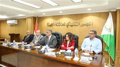 محافظ الجيزة يناقش ملفات التصالح والتقنين والخطة الاستثمارية وتراخيص المحال