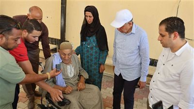 محافظ المنيا يسلّم كرسيًا كهربائيًا لعم منصور تقديرًا لعطائه المجتمعي 