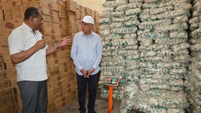 محافظ المنيا يطمئن على توافر أرصدة السلع الغذائية الأساسية