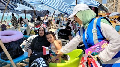 احتفالات داخل شواطئ الاسكندرية بذكرى ثورة 30 يونيو وتوزيع هدايا على المواطنين