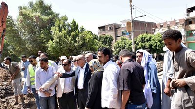 محافظ الأقصر يتفقد الطريق الزراعي الغربي إسنا- السباعية ويكلف بسرعة إنهائه