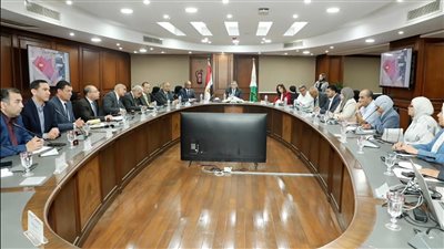  الجيزة يبحث مع نائب وزير الإسكان حلول مشكلات مياه الشرب والصرف الصناعي 