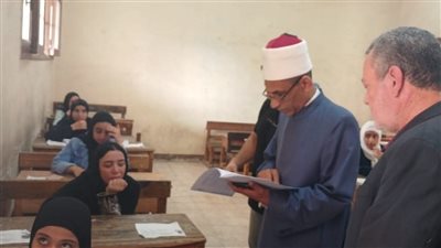 رئيس منطقة القاهرة يتابع امتحان مادة التوحيد للشهادة الثانوية الأزهرية