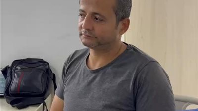 سائق يدهس أبًا وابنته بسيارته انتقامًا.. والأب: “كان قاصد يقتلنا”