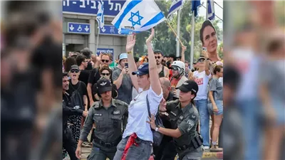 قانون الغاب في شوارع تل أبيب.. تعذيب وإهانة بحق معارضي نتنياهو