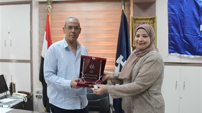 ثقافة السويس تكرم وكيل التعليم للتعاون المثمر في الأنشطة الثقافية والفنية 