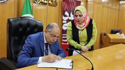 محافظ المنيا يوجه بصرف مساعدات عاجلة ومواد غذائية للحالات الإنسانية 