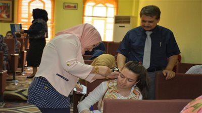 «ظاهرة خطيرة»: طبيب أنف وأذن يكشف مخاطر سماعات الغش في الامتحانات|فيديو 