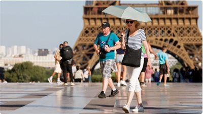 باريس تضيء برج إيفل بألوان العلمين الفلسطيني والإسرائيلي وحمامة السلام 