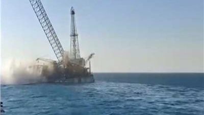 وزارة البترول: تفعيل خطة الطوارئ فور انقلاب البارج البحري في جبل الزيت