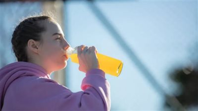 ما الذي يحدث لجسمك عند شرب الإلكتروليتات؟.. وما هي الإلكتروليتات؟