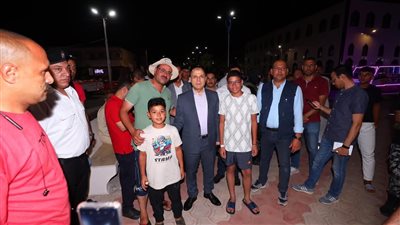 أثناء تفقد مدينة الأمل.. محافظ كفرالشيخ يلتقط الصور مع المصطافين ببلطيم|صور