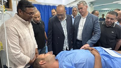 بدوي وجبران يطمئنان علي الناجين من حادث بارج خليج السويس