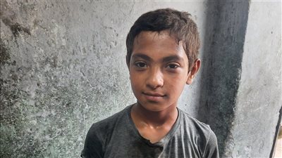 بيدين صغيرتين وقلب كبير.. قصة مصطفى وكفاحه من أجل أسرته بالمنيا |صور