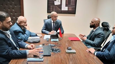 نائب وزير الإسكان يبحث التصنيع المحلي للمهمات الكهروميكانيكية بمشروعات المياه