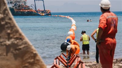سكرتير عام البحر الأحمر ورئيس مدينة رأس غارب يشهدان إنزال الكابل البحرى