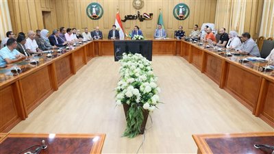 محافظ المنوفية يناقش موقف تسليم مشروعات حياة كريمة بعدد من القطاعات