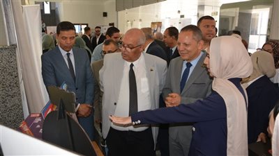 رئيس جامعة دمياط يتفقد معرض مشروعات تخرج طلاب برنامج متعدد بكلية الآداب