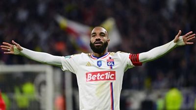 صفقة تشعل دوري «روشن».. لاكازيت يزامل أحمد حجازي في «نيوم» السعودي 