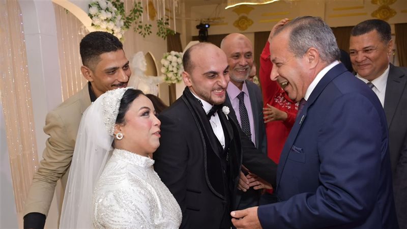 خلال حضور زفاف عروسا