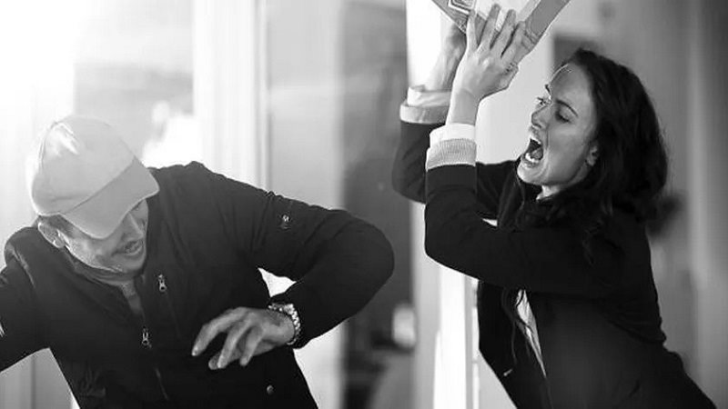 زوجه تعتدي على زوجها