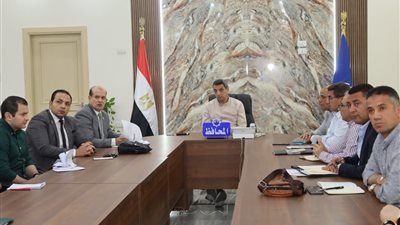 محافظ السويس يشدد على تطبيق قانون المحال العامة بحزم وحماية حقوق الدولة