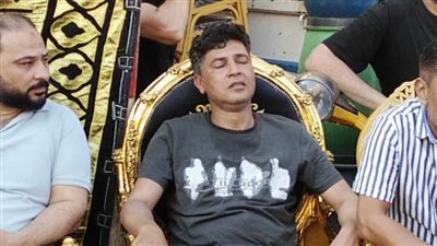 وسط انهيار شقيقه.. بدء عزاء المطرب الشعبي أحمد عامر بالغربية (فيديو وصور)