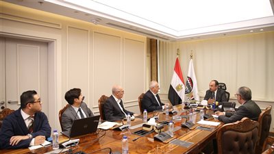 وزير قطاع الأعمال العام يلتقي وفدًا من شركة 