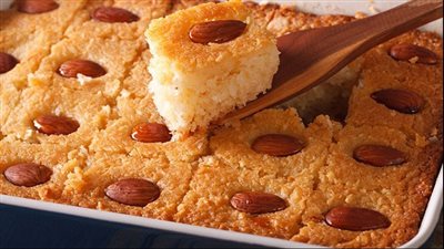 وصفة جديدة بدون شربات.. طريقة عمل البسبوسة بمربى المشمش