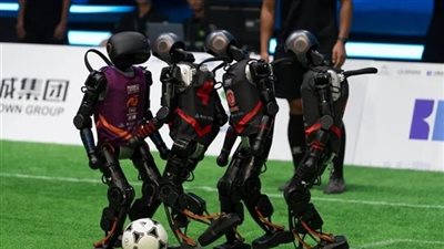 روبوتات بشرية تتنافس في أول بطولة كرة قدم مستقلة في الصين
