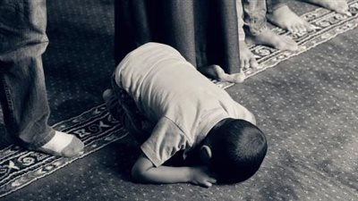 صلاة الصبيان في الصف الأول.. أحكامه وهل تصح الإمامة لصاحب الـ 9 سنوات؟